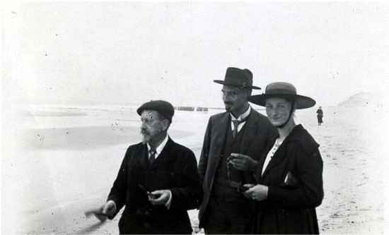 Hans Bohrdt und Hans und Elwine Johler in Westerland