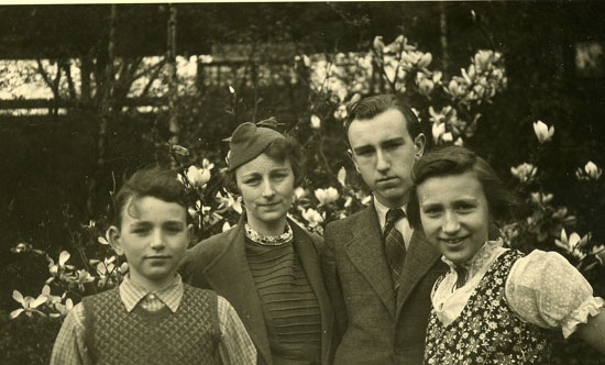Ekkehard Johler mit Mutter und Geschwistern 1938