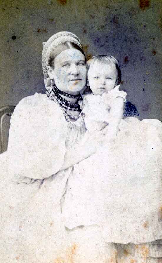 Elwine Lampe mit ihrer russischen Amme. Die Mutter Elwine Frank ist bei ihrer Geburt gestorben.