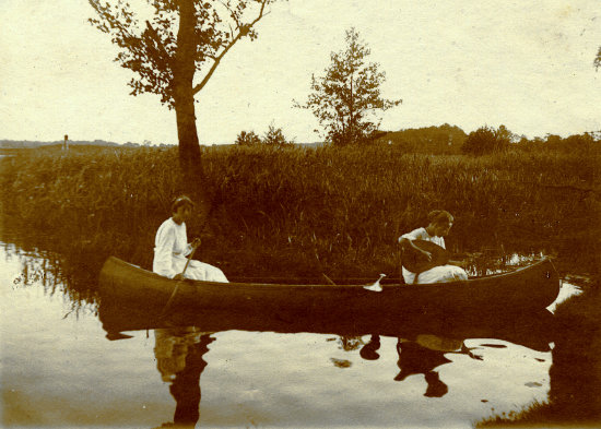 Elwine Ude mit Freundin Ruth Manse auf der Wakenitz