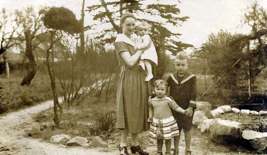 Elwine Johler 1927 im Pastoratsgarten Morsum