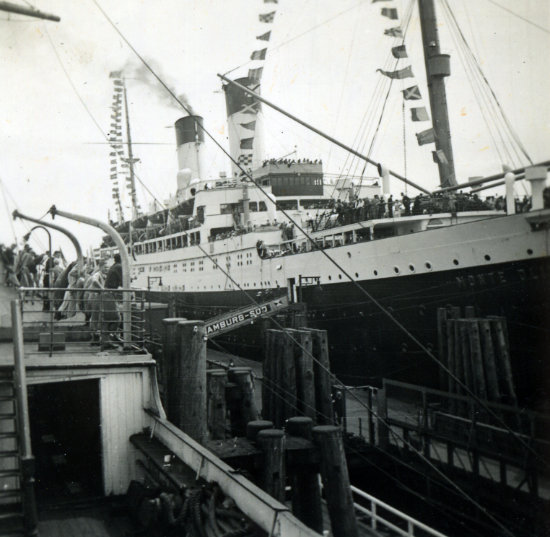 Hamburger Hafen mit Touristen 