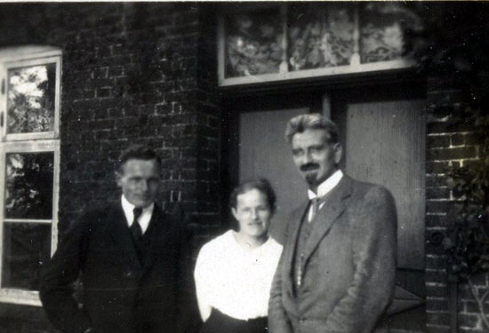 Hannes Hebbeln mit Schwester und Pastor Johler vor der Morsumer Schule.