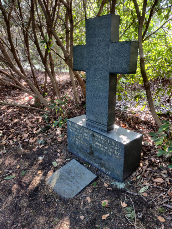 Familiengrab Gustav Johler, Marie Johler, Hans Johler, Irmgard Johler, Ingo Johler, Erika Johler und  Ekkehard Johler