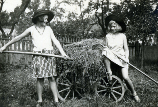 Ursula Haake im Garten in Sarstedt bei ihrer Broßmutter