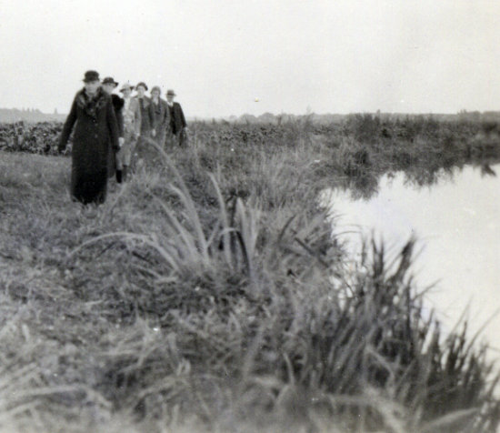 Ursula Haake an der Innerste bei Syke im Herbst 1936