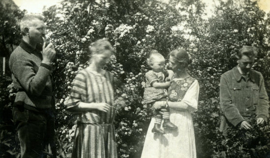 Hans und Ewine Johler haben Besuch von ihrem Bruder Rudolf und seiner Frau Trudel aus Mölln.