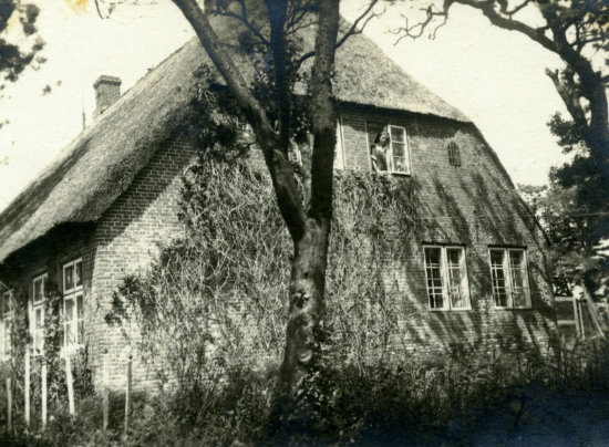 Die Ostseite des Morsumer Pastorats um 1923. 