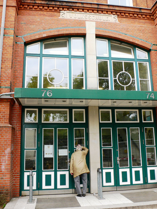 Karin Lauritzen vor ihrer früheren Schule am Grasweg in Hamburg